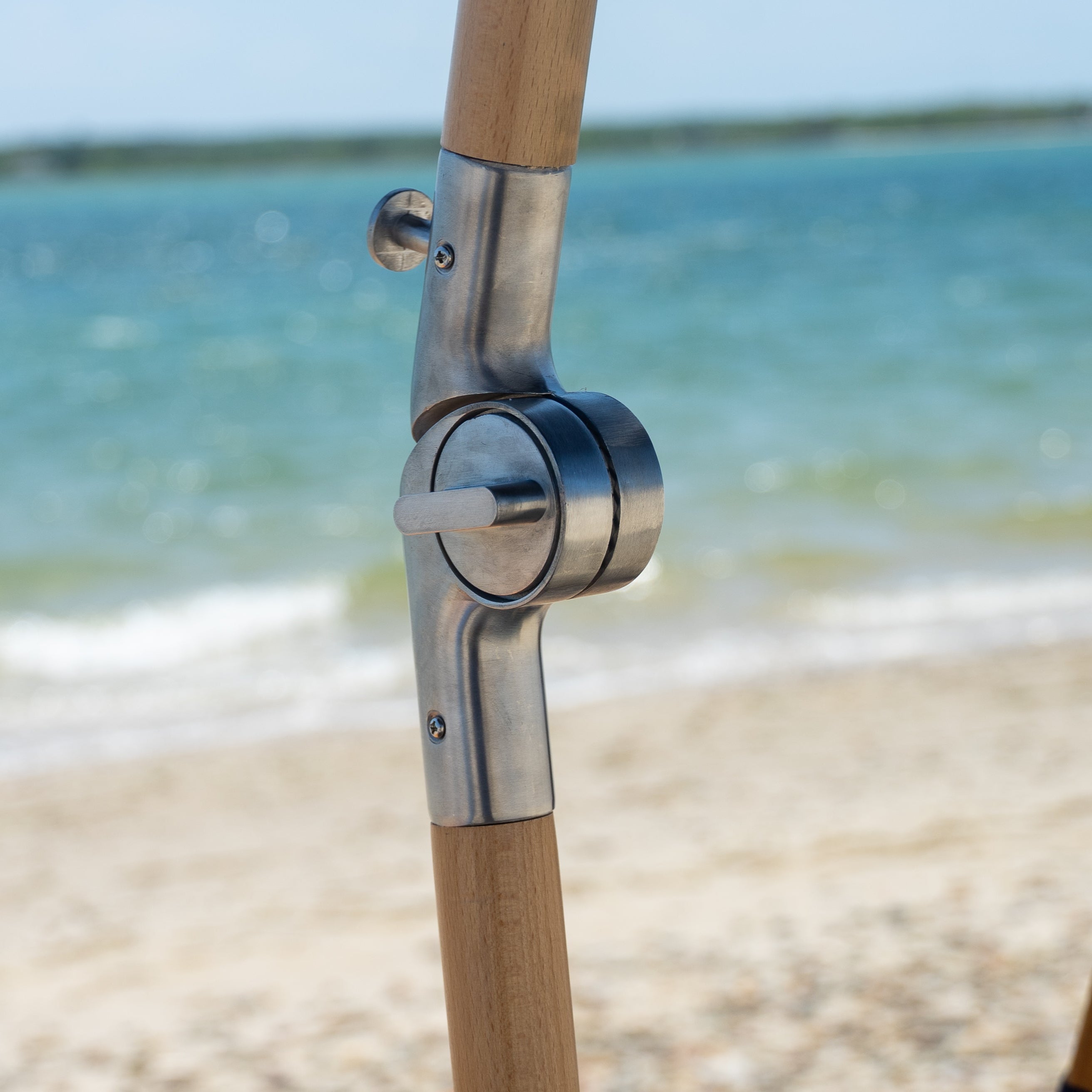 Beach umbrella tilt mechanism