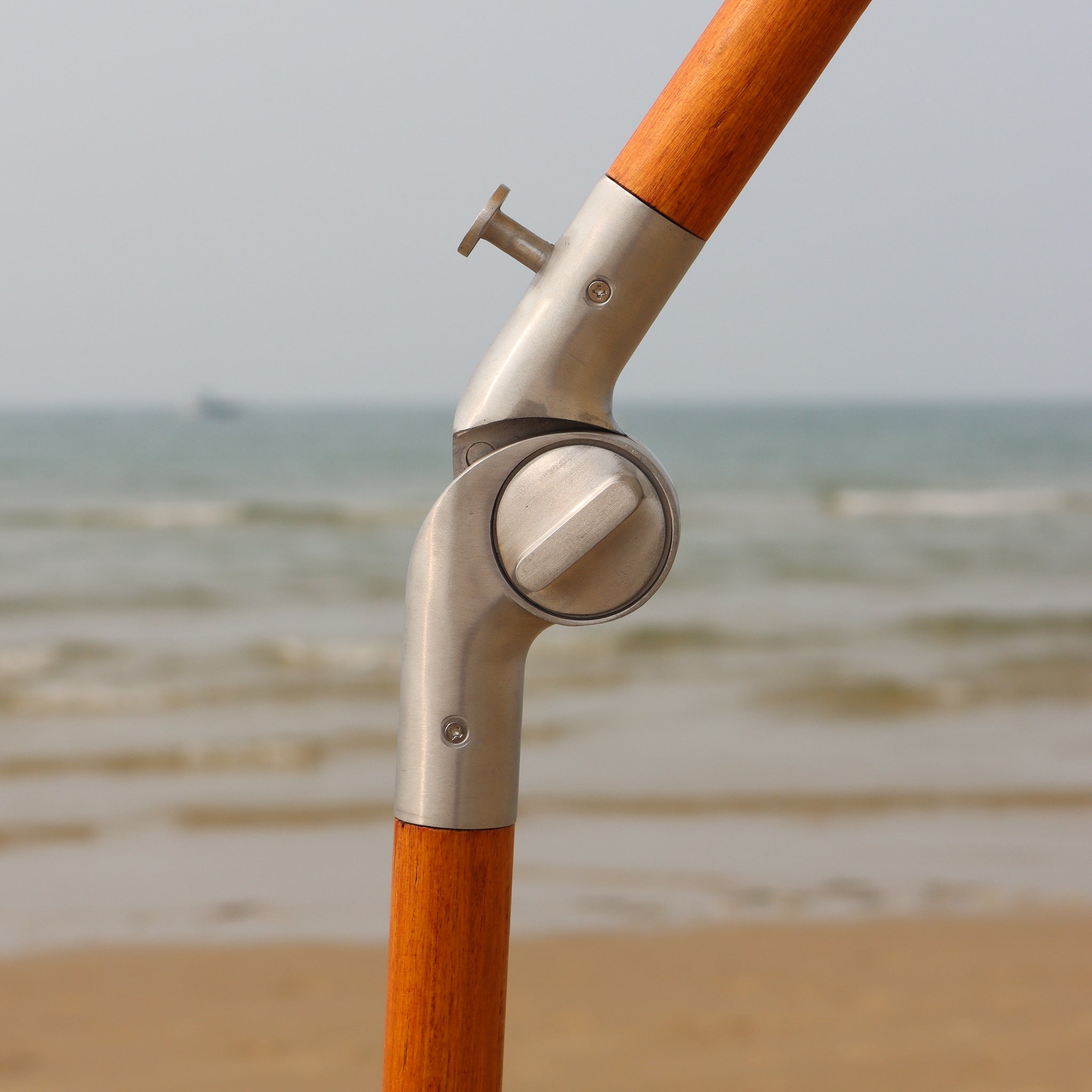 Aluminum tilt mechanism on premium beach umbrella