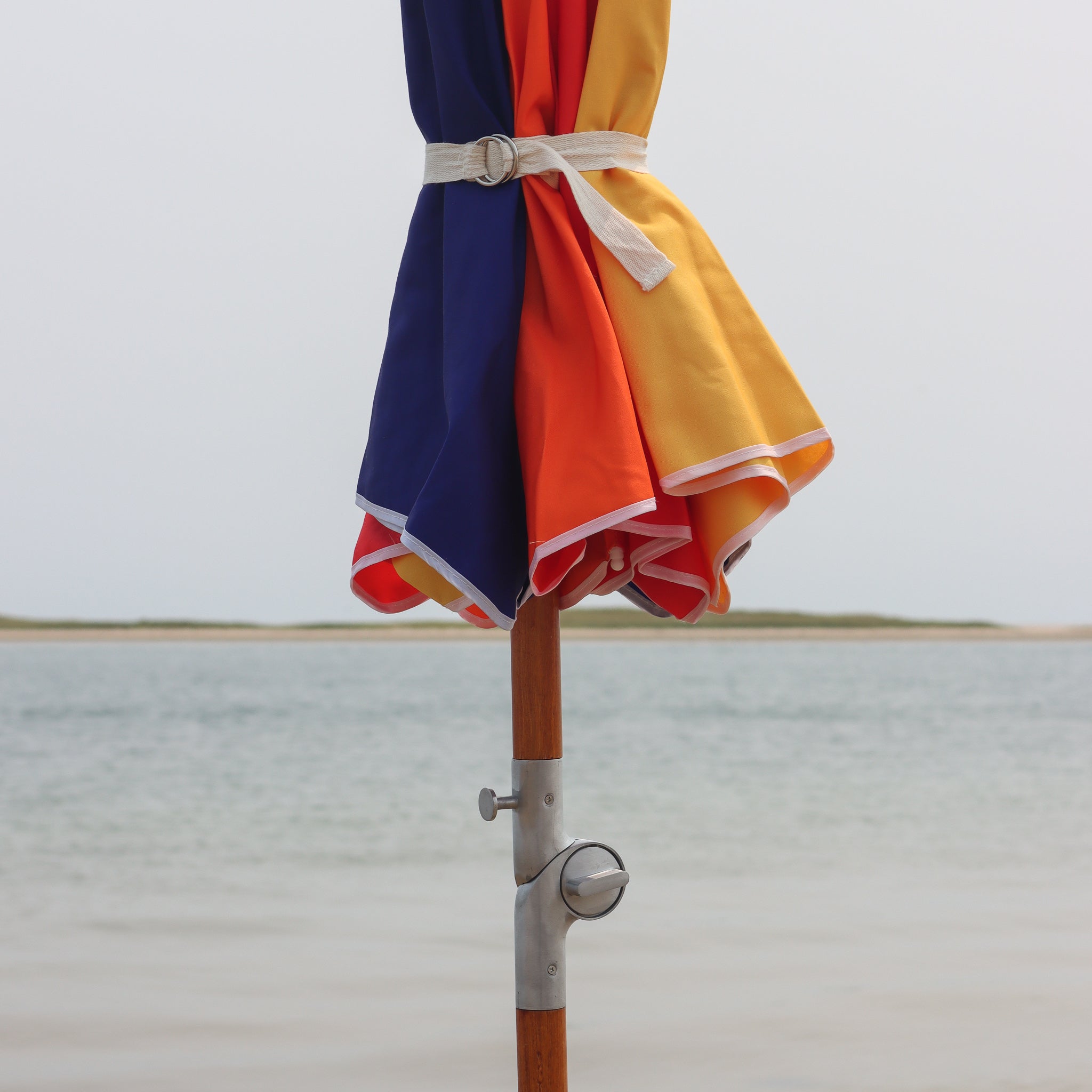 Rainbow beach umbrella with cinch tie and metal tilt mechanism